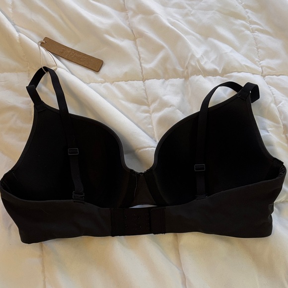 SKIMS Fits Everybody Black Tshirt Bra - Picture 3 of 4